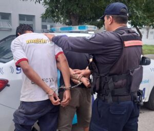 Dos hombres detenidos por disturbios y ataque con piedras a una casa