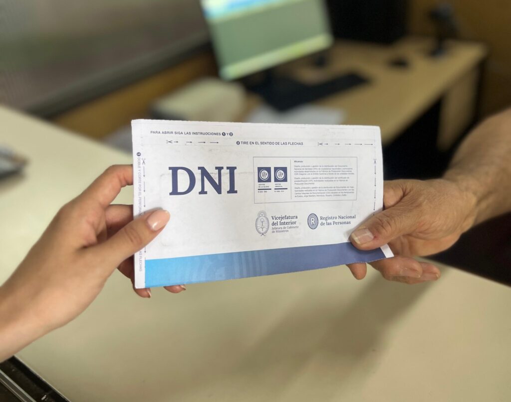 Desde el viernes, sacar el DNI y el pasaporte será más caro: los nuevos precios