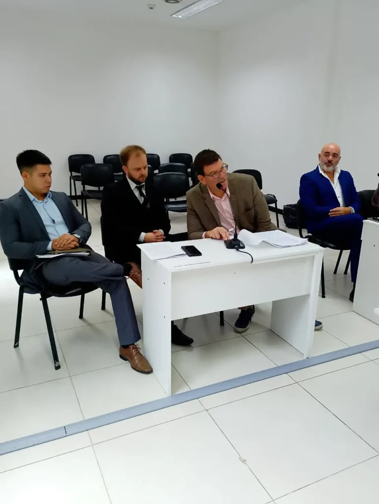 Compró un camión con cheques sin fondos y después se declaró en concurso: imputaron a la mujer por estafa