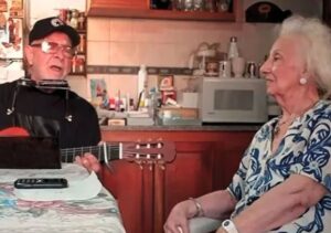 Emotivo encuentro de Estela de Carlotto con León Gieco: interpretó su emblemática canción «La Memoria»