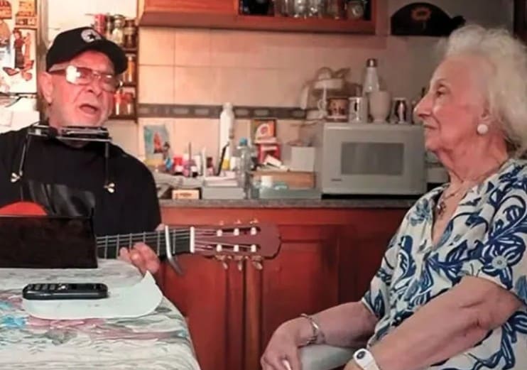 Emotivo encuentro de Estela de Carlotto con León Gieco: interpretó su emblemática canción «La Memoria»