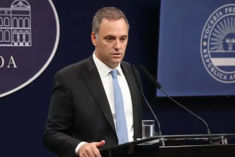 Manuel Adorni vuelve a escena: retomará las conferencias en medio de tensiones internas