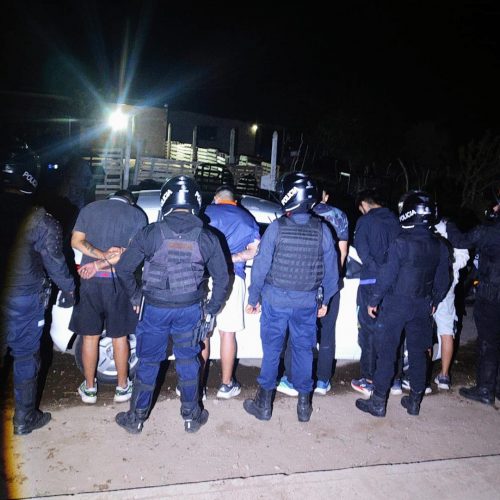 Detuvieron a cinco personas que intentaron robar con armas blancas y un inhibidor de alarmas