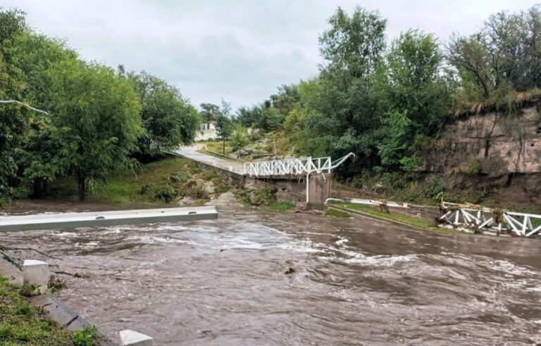 Cortes de tránsito y caminos anegados tras las fuertes lluvias en el norte provincial