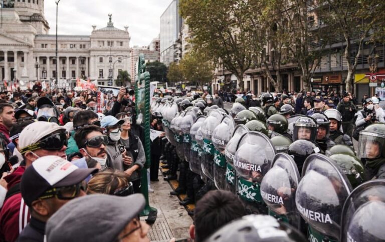 Tensión frente al Congreso: detuvieron a tres personas y trasladaron a un hombre al hospital
