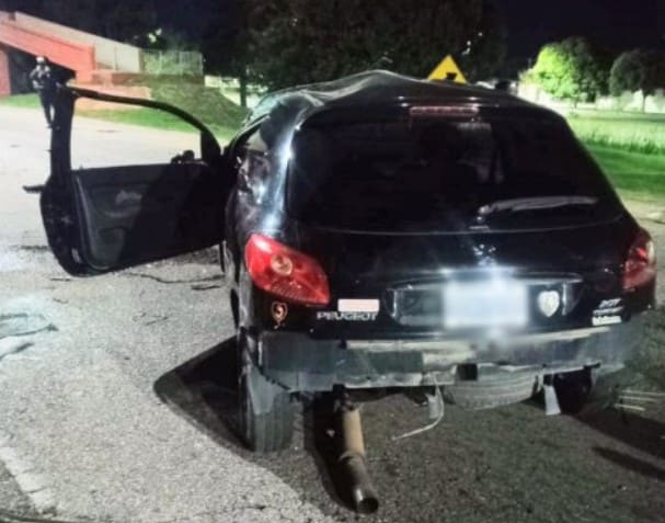 Una mujer resultó herida tras chocar contra árboles en avenida Santos Ortiz: dio positivo de alcoholemia
