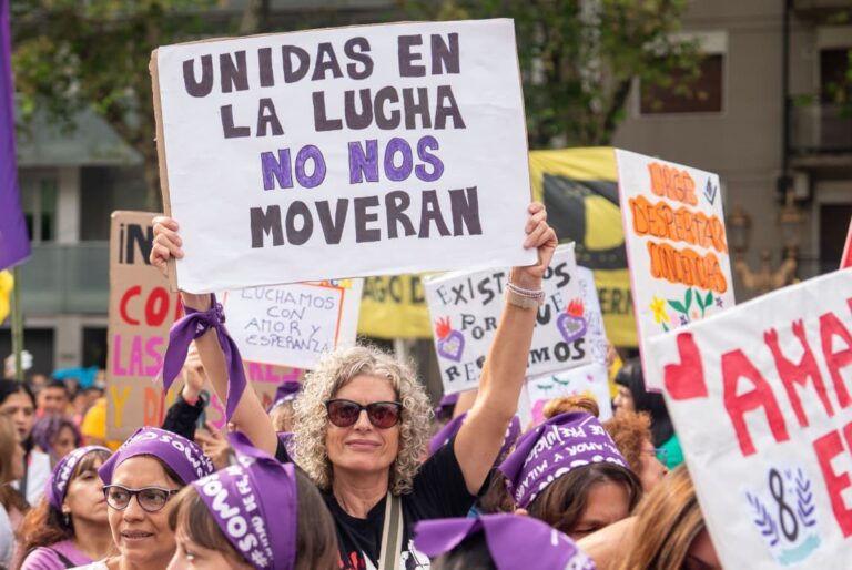 Paro y movilización por el 8M: cientos de personas marcharon a Plaza de Mayo