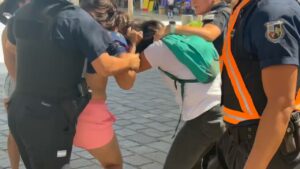 VIDEO | Mientras bomberos combatían un incendio, dos mujeres se pelearon a golpes en el Paseo del Padre