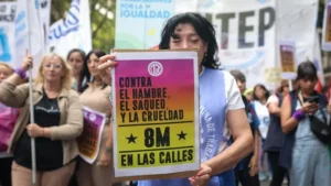 8M: un informe advierte que las mujeres son las más perjudicadas por las políticas de Milei