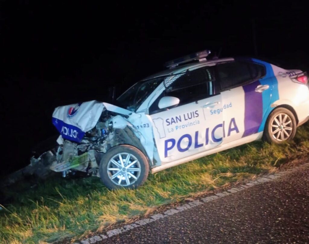 Tres heridos en un fuerte choque que involucró a una camioneta, un patrullero y un caballo