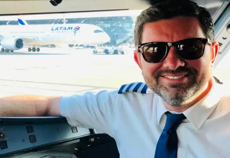 Vuelo a Punta del Este: nueva versión del piloto que complica a Adorni