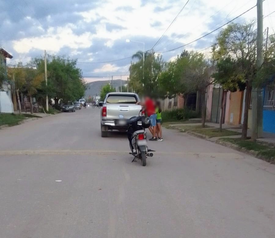 Quines: una joven resultó herida tras chocar con su moto contra una camioneta
