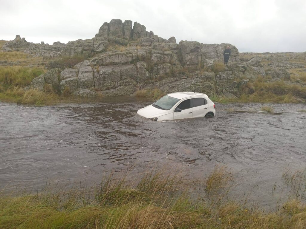 Auto cayó a un río en la ruta 9 y fue arrastrado 150 metros