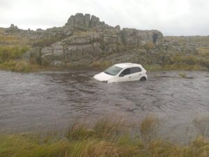 Auto cayó a un río en la ruta 9 y fue arrastrado 150 metros