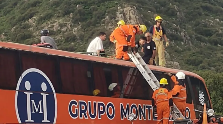 Accidente en Piscu Yaco: chocaron contra un colectivo al tirarse de una tirolesa