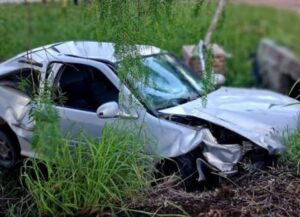 Un auto chocó contra un cartel y un canal en Villa Larca: el conductor dio positivo en alcoholemia