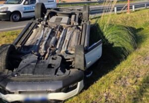 Un conductor fue hospitalizado tras un vuelco en la avenida José Santos Ortiz