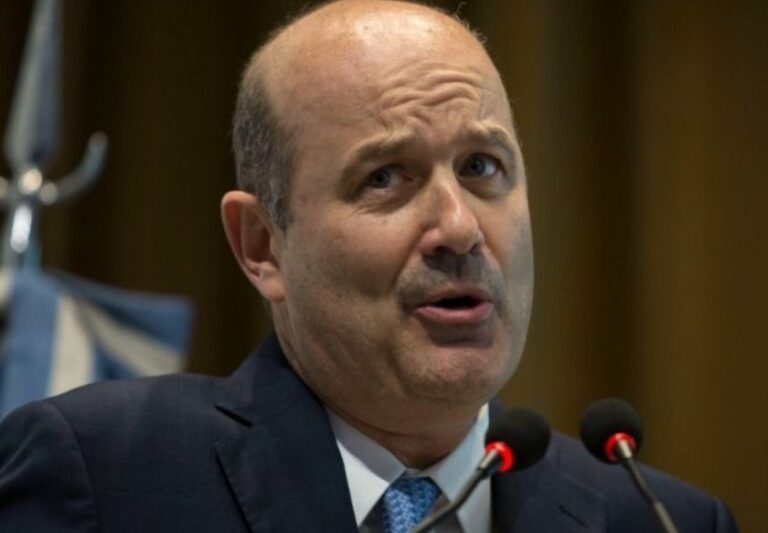 Sturzenegger presenta ley de propiedad privada en Senado