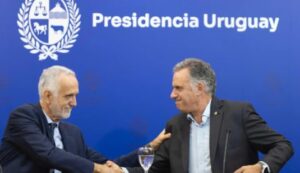 Uruguay refuerza la libertad de prensa con firma histórica