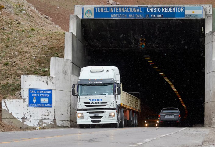 Paso Cristo Redentor cerrado por nevadas en alta montaña