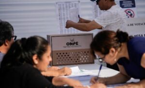 Ajustado conteo en Perú: Fujimori y López Aliaga arriba