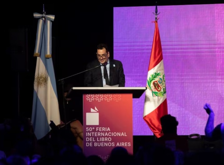 Abucheos en la Feria del Libro tras el apoyo a Milei