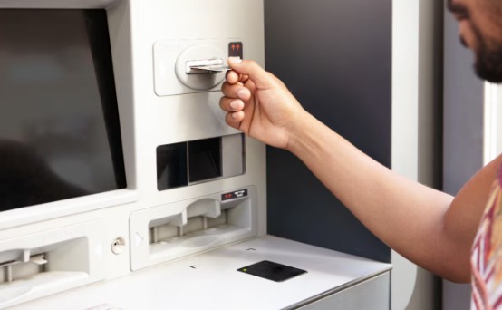 Cajeros automáticos: el riesgo de usar el celular