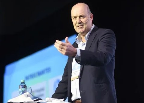 Sturzenegger impulsa empresas sin humanos