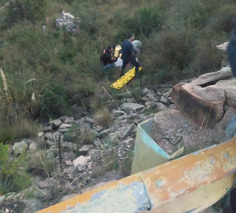 El Trapiche: un motociclista chocó contra una pirca, cayó cinco metros y está grave