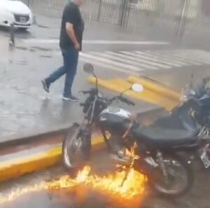 Prefirió prender fuego a su moto antes de que se la secuestren