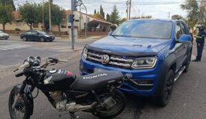 Un motociclista evadió un control vehicular, cruzó en rojo y protagonizó un fuerte choque