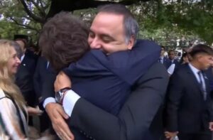 Fuerte respaldo de Javier Milei a Manuel Adorni: efusivo abrazo y acompañamiento en el acto por Malvinas