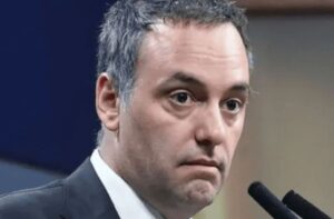 La Justicia archiva la causa por el viaje de Manuel Adorni junto a su esposa a EEUU