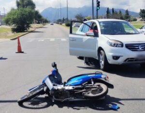 Choque entre un auto y una moto dejó a una joven herida en el puente Favaloro 