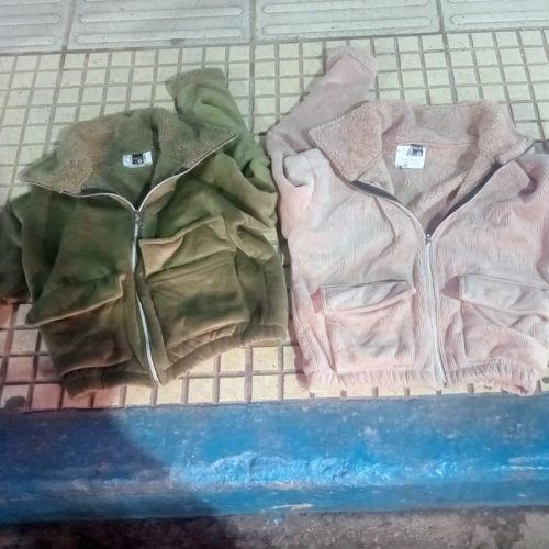 Demoraron a una joven que intentó robar dos camperas en un local del centro