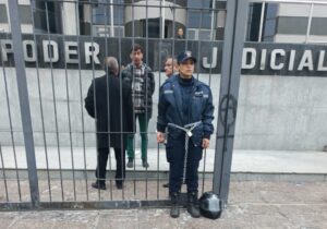 Una agente de la Policía se encadenó en el Poder Judicial para pedir la libertad de su esposo