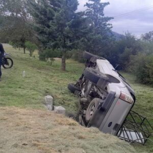 Se bajó, no puso el freno de mano y la camioneta cayó a un desagüe: el insólito accidente en la ruta 3