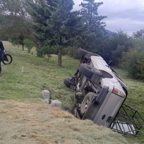 Se bajó, no puso el freno de mano y la camioneta cayó a un desagüe: el insólito accidente en la ruta 3