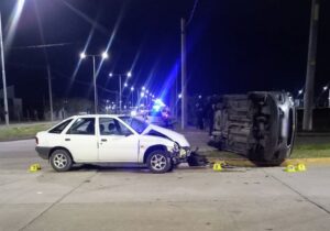 Cuatro heridos tras un violento choque y vuelco en avenida Lafinur Sur