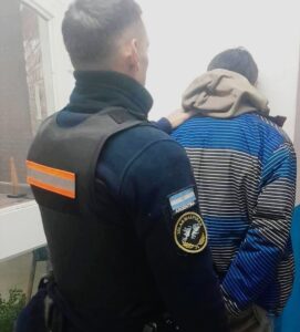 Un hombre intentó incendiar un contenedor de basura en pleno centro y fue demorado