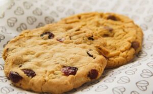Cookie gigante en sartén: la receta dulce rápida que se hace sin horno