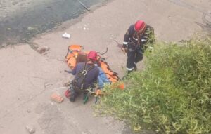 Conmoción en La Plata: encontraron un cuerpo flotando en un arroyo y buscan identificarlo