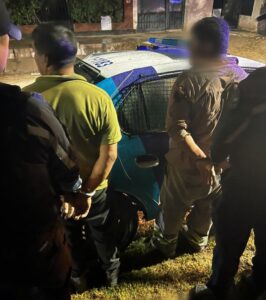 Detuvieron a dos hombres por destrozar un vehículo a la salida de un partido de futsal