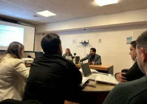 El policía acusado de golpear a un vecino en el B°292 pasa de la cárcel a la prisión domiciliaria