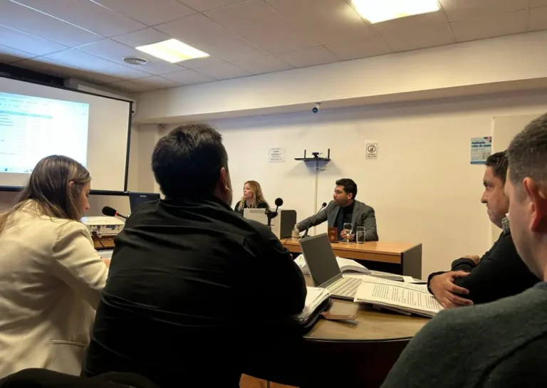 El policía acusado de golpear a un vecino en el B°292 pasa de la cárcel a la prisión domiciliaria