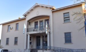 Padres de alumnos reclamaron por los paros en la Escuela Normal Mixta y exigen respuestas