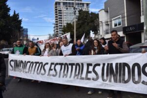 Estatales marchan a la Legislatura para reclamar aumento salarial y denuncian aprietes