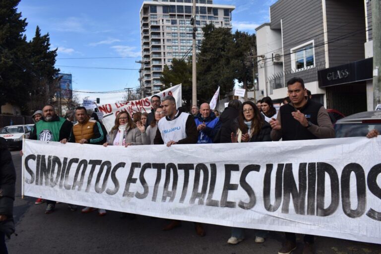 Estatales marchan a la Legislatura para reclamar aumento salarial y denuncian aprietes