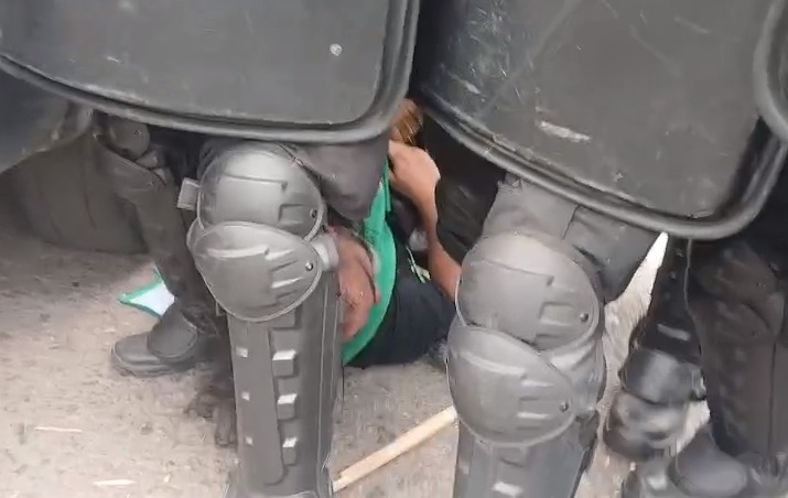 VIDEO | Violenta detención del secretario general de ATE en la protesta de estatales frente a la Legislatura