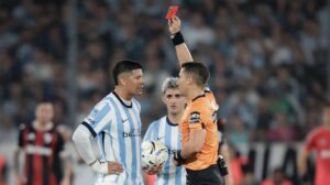 Entre la roja y la ineficacia: Racing dejó pasar otro partido